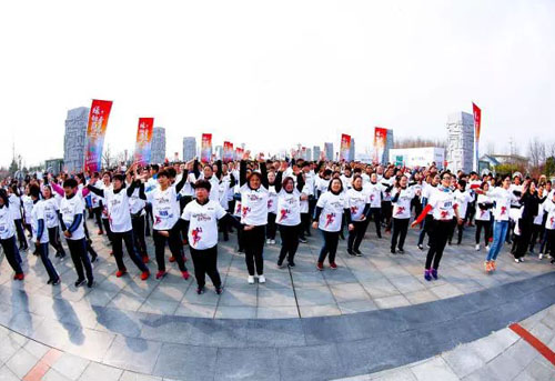绿动商丘 青春飞扬丨商丘首届彩跑节在日月湖畔炫彩开赛