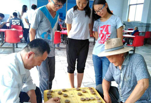 ‘粽’情端午节 爱在敬老院