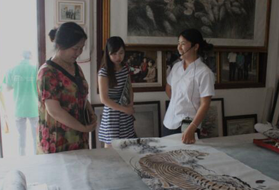 大学生“三下乡”与留守儿童在一起